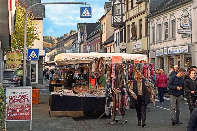 Zahlreiche Stände luden die Besucher des Marktes zum Stöbern in ihren Auslagen ein.