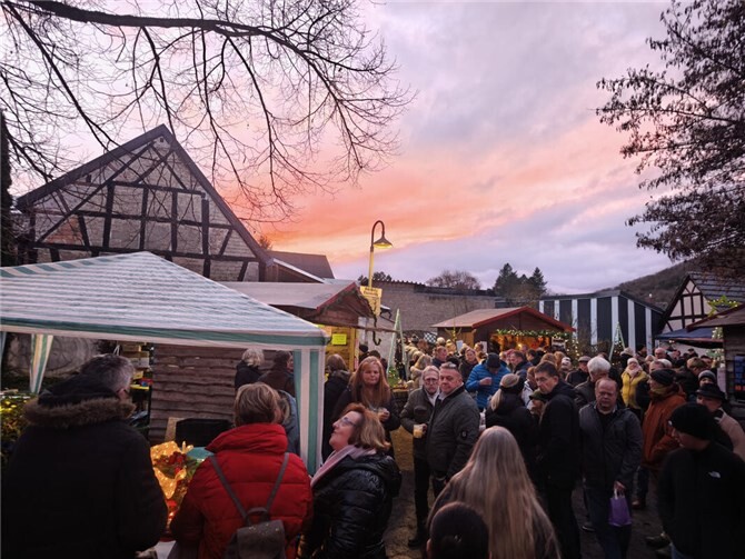 Zahlreiche Stände luden zum Kaufen, Stöbern und Verweilen ein. 