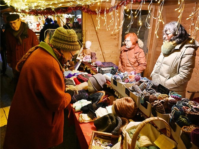 Zahlreiche Stände luden zum Stöbern ein.  Foto: RASCH