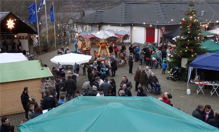 Zahlreiche Stände und weihnachtliche Musik luden zum Verweilen ein. privat
