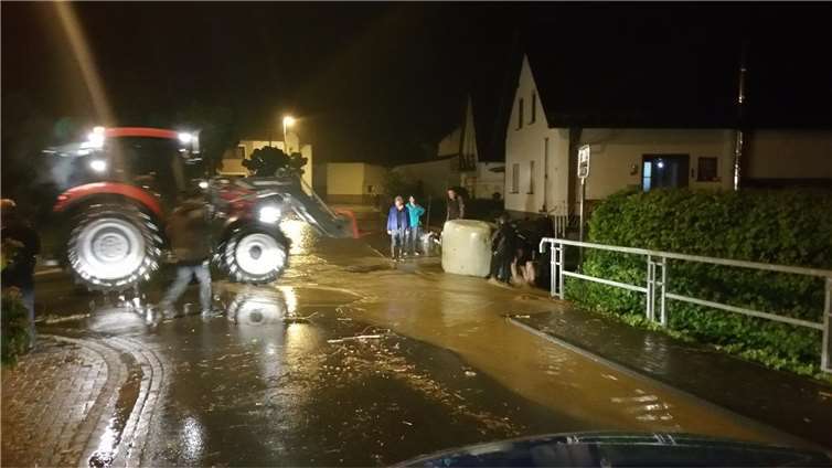 Hochwasser im Kreis Ahrweiler Zahlreiche Straßen sind derzeit für den Verkehr unpassierbar. Foto: Polizei