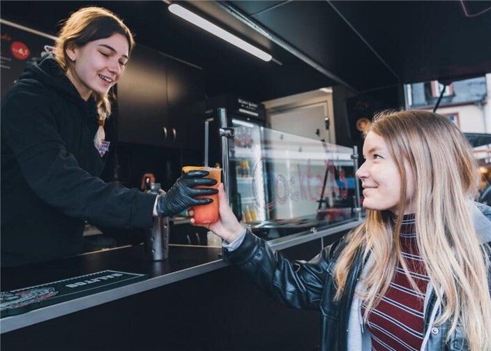 Zahlreiche Streetfood-Stände laden zum Verweilen und Schlemmen ein.