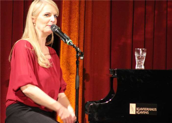 Zahlreiche Stücke begleitete Barbara Ruscher auf dem Flügel.DU