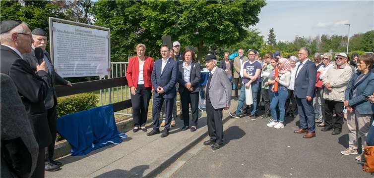 Zahlreiche Swisttaler wohnten der Enthüllung der Informationstafel am alten jüdischen Friedhof in Heimerzheim bei. Fotos: JOST