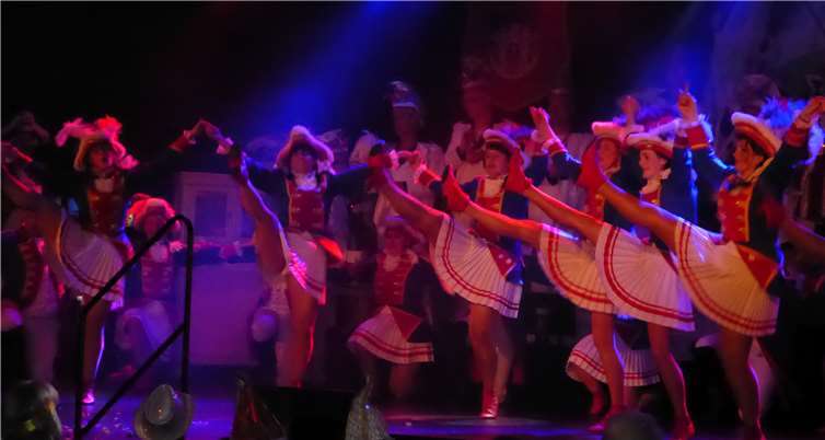 Zahlreiche Tanzgruppen erwiesen Prinzessin Maria I.und dem Sitzungspräsidenten die Ehre.