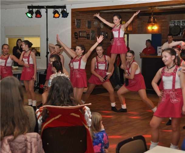 Zahlreiche Tanzgruppen waren der Einladung nach Remagen gefolgt. AB