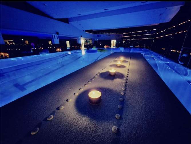 Zahlreiche Teelichter sorgten für eine ganz besondere Atmoshphäre im Nettebad in Mayen.  Foto: Stadtwerke Mayen