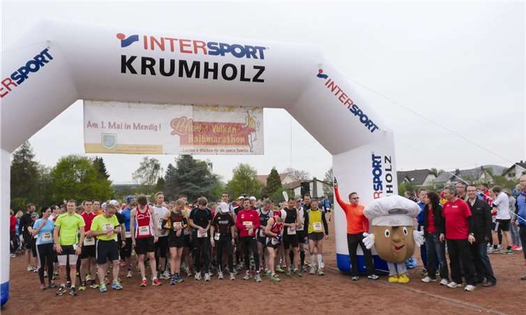 Zahlreiche Teilnehmer hatten sich zum Start des Halbmarathons eingefunden. FRE