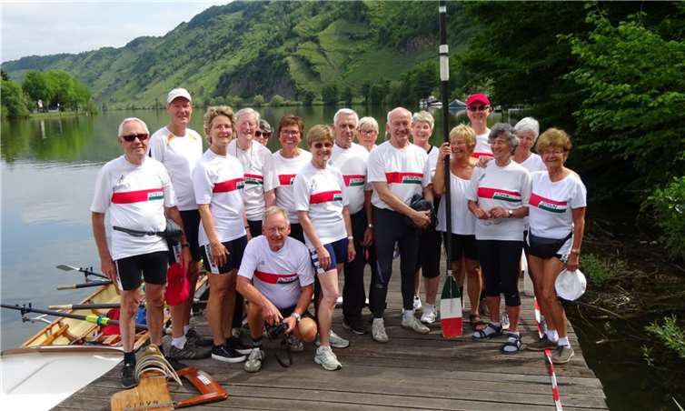 Zahlreiche Teilnehmer waren bei der Ruderwanderfahrt dabei: (v.l.) Klaus Dalpke, Jürgen Kloos, Christine Kloos, Friedhelm Pasch, Angelika Wegen, Peter Daberkow, Christa Zöller, Dodo Huth, Klaus Huth, Astrid Homber, Ulli Huth, Brigitte Huth, Irmgard Reisdoff, Stefan Brink, Klara Pasch, Ingrid Rauwolf und Christel Malzi. privat