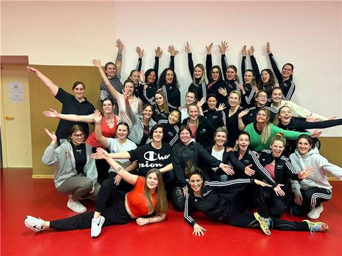Zahlreiche Teilnehmerinnen waren beim Probetraining der Showtanzgruppe „Mennijer Mädche“.  Foto: privat