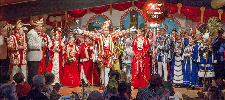 Zahlreiche Tollitäten aus der Region gaben sich ein Stelldichein auf der Bühne im Ollheimer Dorfsaal bei der Kostümsitzung der Ollemer Bubbelsbröder.JOST