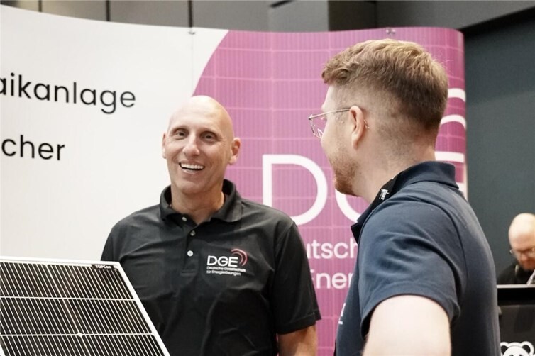 Zahlreiche Unternehmen präsentieren sich mit Ständen vor Ort.