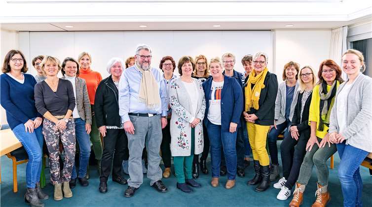 Zahlreiche Unternehmerfrauen besuchten das Seminar „Neues aus dem Steuerrecht“ mit Norbert Matt. Foto: Mandy Grimmiger