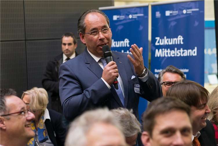 Zahlreiche Veranstaltungsteilnehmer machten von der Möglichkeit Gebrauch, in den direkten Dialog mit dem Bundeswirtschaftsminister zu treten und Fragen zu stellen oder darüber zu informieren, wo der wirtschaftspolitische Schuh drückt.