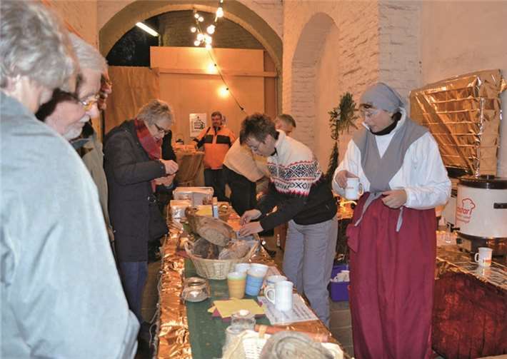 Zahlreiche Vereine, Gruppen und Institutionen - wie hier der Backesverein Bandorf - bereicherten den idyllischen Weihnachtsmarkt.