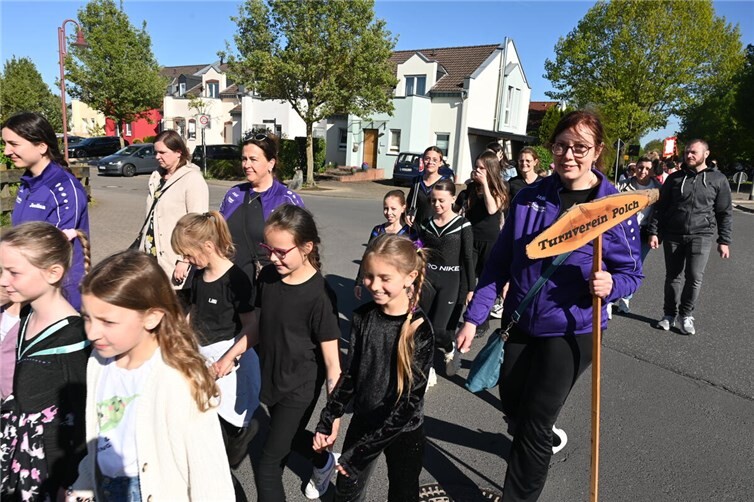 Zahlreiche Vereine hatten sich beim Festumzug zusammengefunden.
