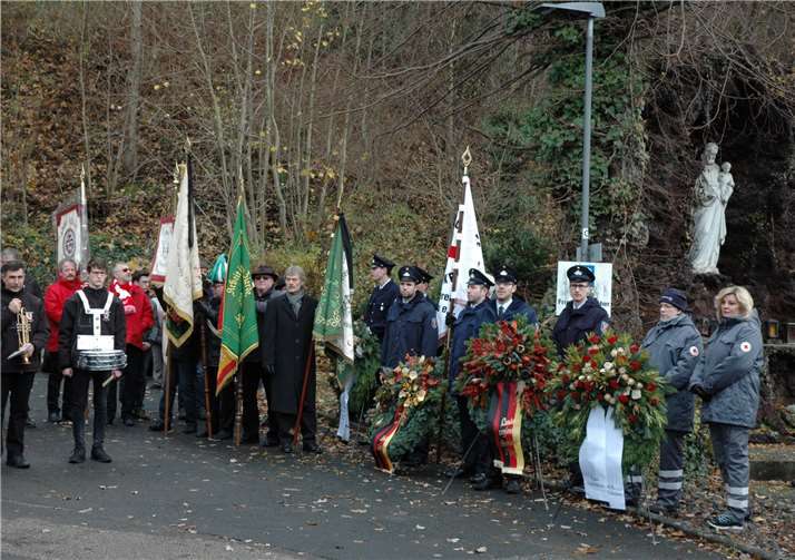 Zahlreiche Vereine und Gruppierungen waren mit Fahnenabordnungen vertreten.
