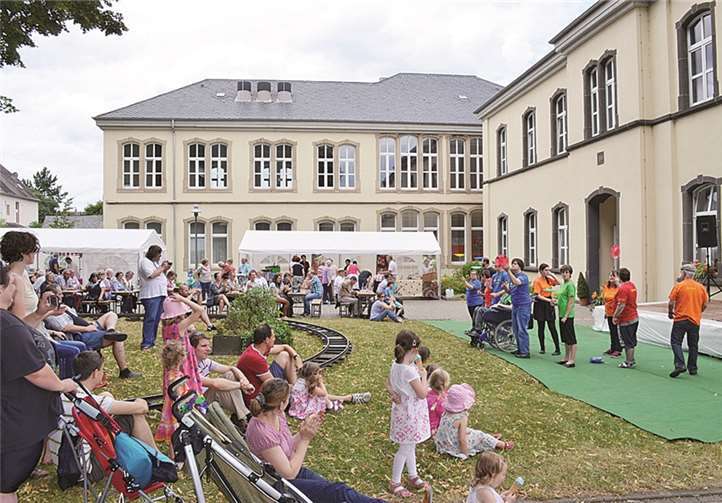 Zahlreiche Vereine und Institutionen bereichern mit ihrem Programm das Sommerfest der Barmherzigen Brüder Saffig. So sorgte auch der Kinderzirkus „Rasselbande“ sorgte für reichlich Applaus unter den Zuschauern. Privat