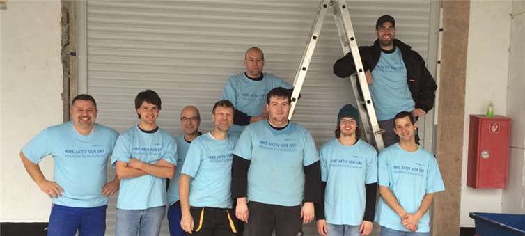 Zahlreiche Vereinsmitglieder der DRLG-Ortsgruppe Andernach packten kräftig mit an und erneuerten das Einfahrtstor zur DLRG-Halle in Andernach.RWE