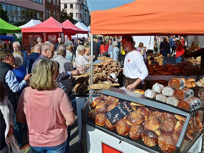 Zahlreiche Verkaufs- und Verzehrstände laden zum Bummeln und Schlemmen ein. 