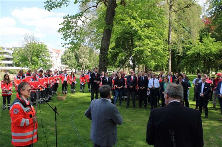 Zahlreiche Vertreter des Deutschen Roten Kreuzes sowie Gäste und Ehrengäste waren in den Kurpark gekommen. Foto: DU