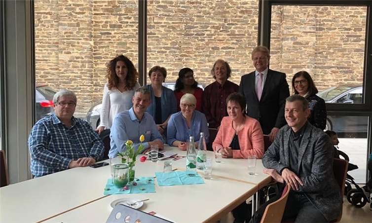 Zahlreiche Vertreter des öffentlichen Lebens waren nach Kobern gekommen, um gemeinsam mit den Organisatoren den ersten Geburtstag des „Cafés der Begegnung“ zu feiern. Fotos: privat