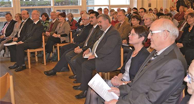 Zahlreiche Vertreter von Kommunalpolitik, Religionsgemeinschaften und Gesellschaft waren zur Eröffnung der Ausstellung gekommen, die von Rudolf Menacher (r.) konzipiert wurde. Agnes Menacher (2. v. r.) zeichnet für Organisation und Rahmenprogramm verantwortlich. AB