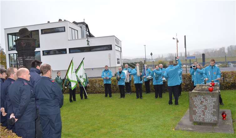 Zahlreiche Vertreter von Vereinen und Institutionen waren zum Ehrenmal gekommen.Fotos: AB