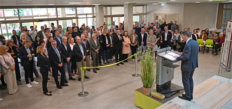 Zahlreiche Vertreterinnen und Vertreter der Politik, Verwaltung, Schulen und der am Bau beteiligten Unternehmen haben sich zur feierlichen Einweihung der Neubauten am Schulcampus eingefunden.