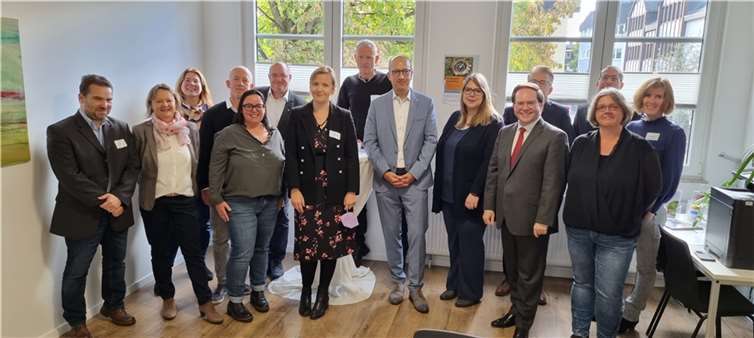 Zahlreiche Vertreter:innen wichtiger Netzwerkpartner der Region waren einer Einladung von Rolf Koch, Geschäftsführer des Jobcenters Landkreis Mayen-Koblenz, nach Andernach gefolgt. Foto: Jobcenter Landkreis Mayen-Koblenz