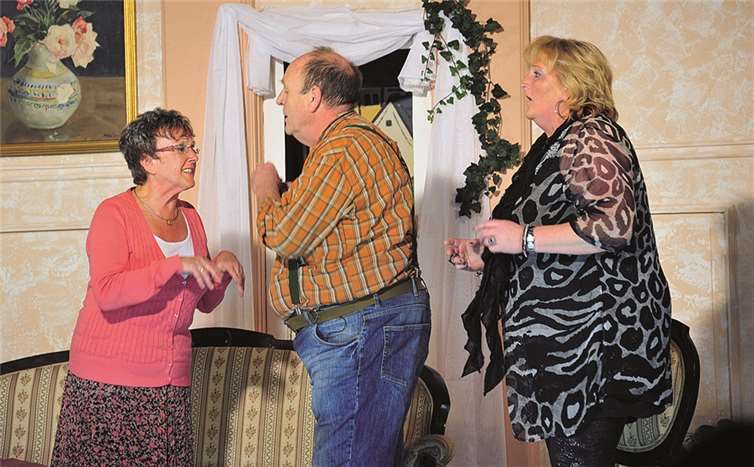 Zahlreiche Verwechsungen und Missverständnisse erschütterten das Zwerchfell des Publikums.