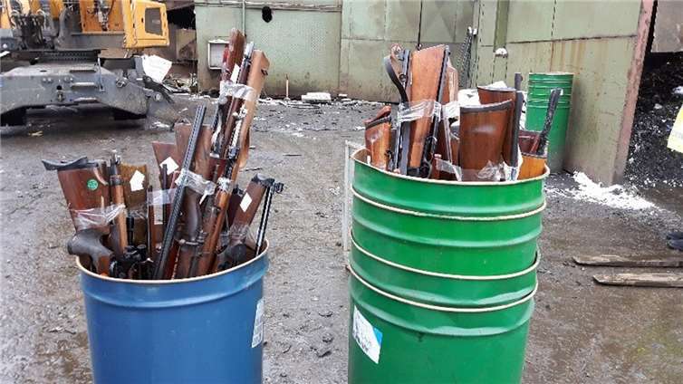 Zahlreiche Waffen kurz vor ihrer Zerstörung. Kreisverwaltung Ahrweiler