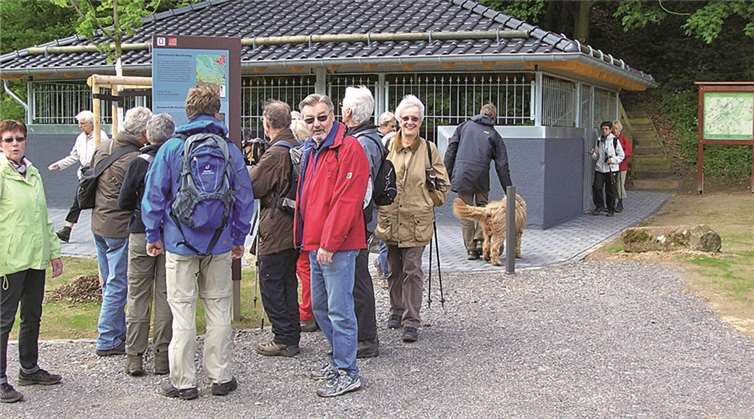 Zahlreiche Wanderer der Meckenheimer SPD erkundeten den modernisierten Römerkanal-Wanderweg. Privat