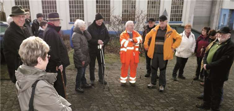 Zahlreiche Wanderfreunde, darunter Alt-Bürgermeister Hajo Stuhlträger und den CDU-Ehrenvorsitzenden Michael Kessler, konnte CDU-Stadtverbandsvorsitzender Bernhard Wiemer begrüßen. Adolf Bongartz, Vorsitzender des Vereins Brexbachtalbahn, informierte die Teilnehmer über die Bestrebungen zur Reaktivierung der Brexbachtalbahn. privat