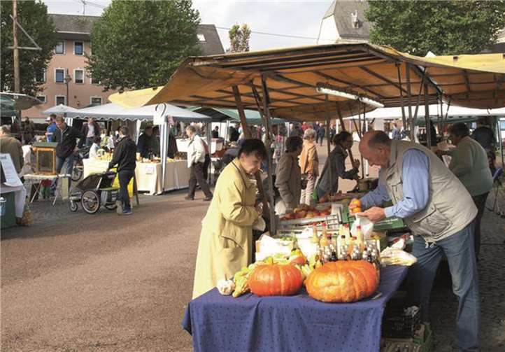 Zahlreiche Waren, die dem guten Boden im Westerwald entspringen, werden in Dernbach angeboten. Archiv/Privat