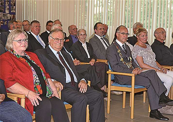 Zahlreiche Weggefährten von Johannes Vennebusch waren aus Anlass seiner Ehrung im Ratssaal zugegen. STEIN