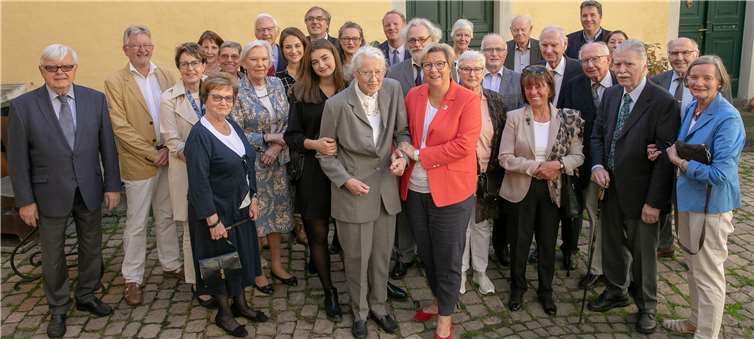 Zahlreiche Wehrgefährten gedachten auf der Burg Morenhoven posthum des Swisttaler Ehrenbürgermeisters Karl-August Gunst, der in diesem Jahr seinen 90. Geburtstag gefeiert hätte. Fotos: JOST