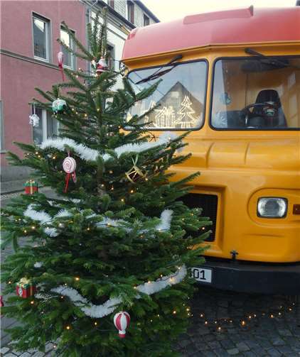 Zahlreiche Weihnachtsbäume und auch ein geschmückter Weihnachts-Truck vielen ins...