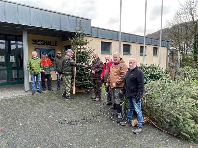 Zahlreiche Weihnachtsbäume, wie hier an der Wiedhalle, wurde von den Roßbacher Rentnern aufgestellt und mit einer Lichterkette versehen.  Foto: Rudolf Boden