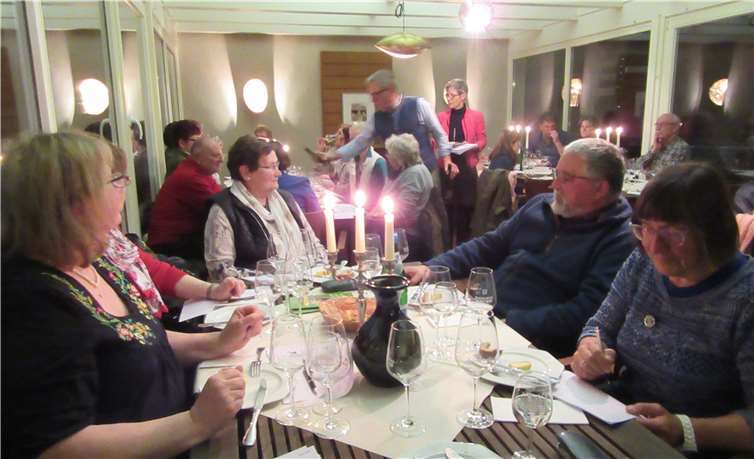 Zahlreiche Wein- und Käsesorten konnten bei dem Seminar getestet werden.