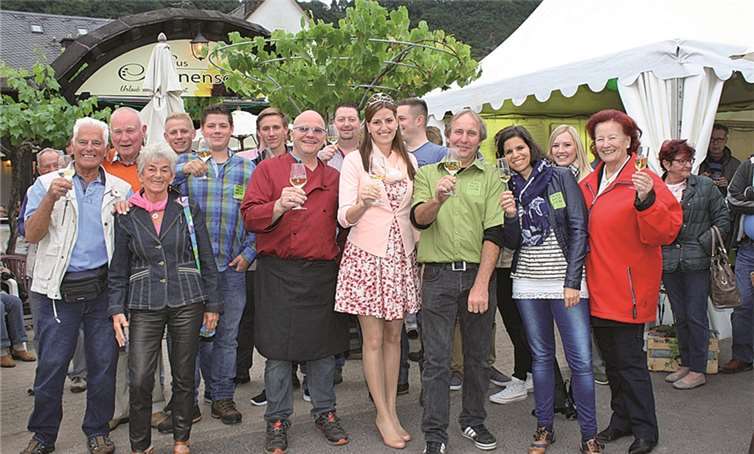 Zahlreiche Weinfreunde ließen sich die vorzüglichen Kellerprodukte vom Ernster Weingut Göbel-Schleyer im kleinen Weindorf munden.TE