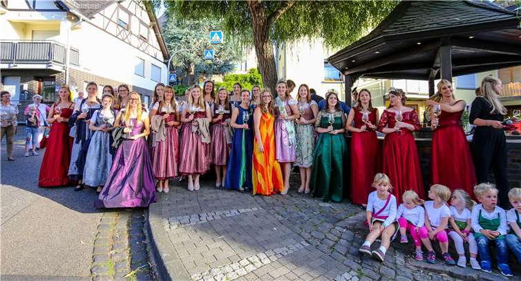 Zahlreiche Weinmajestäten aus der Nachbarschaft waren zum Auftakt des dreitägigen Wein- und Heimatfestes gekommen. 