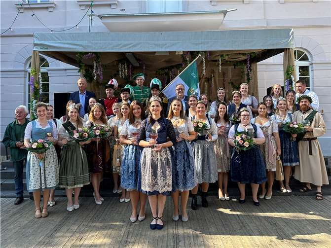 Zahlreiche Weinmajestäten aus der Region kamen zu Besuch.  Fotos: AB