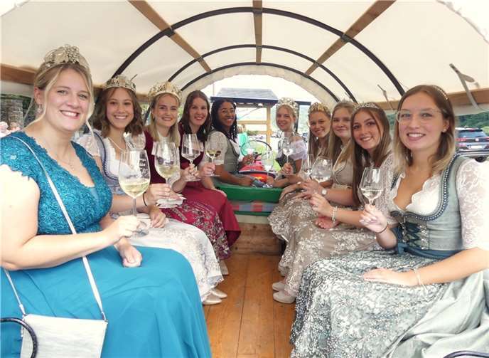 Zahlreiche Weinmajestäten aus der Region machten zum Hatzenporter Traditionsfest ihre geschätzte Aufwartung. Fotos: TE