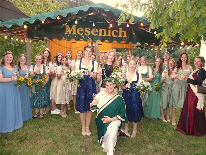 Zahlreiche Weinmajestäten aus der Region machten zur Krönungszeremonie ebenfalls ihre geschätzte Aufwartung. Fotos: TE