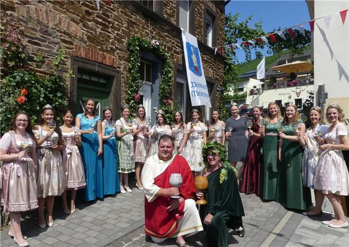 Zahlreiche Weinmajestäten aus der Region sowie Bacchus Reinhard und Jan machten ihre Aufwartung.