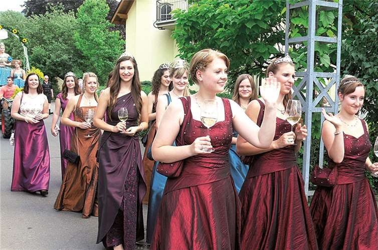 Zahlreiche Weinmajestäten aus der Region statteten ihren befreundeten Regentinnen aus Poltersdorf einen gewogenen Besuch ab.  TE