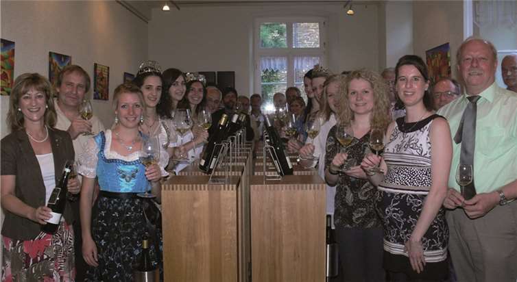 Zahlreiche Weinmajestäten und Ehrengäste waren bei der neuerlichen Verkostung vorzüglicher BREVA-Weine in der Ernster Vinothek vertreten. TE