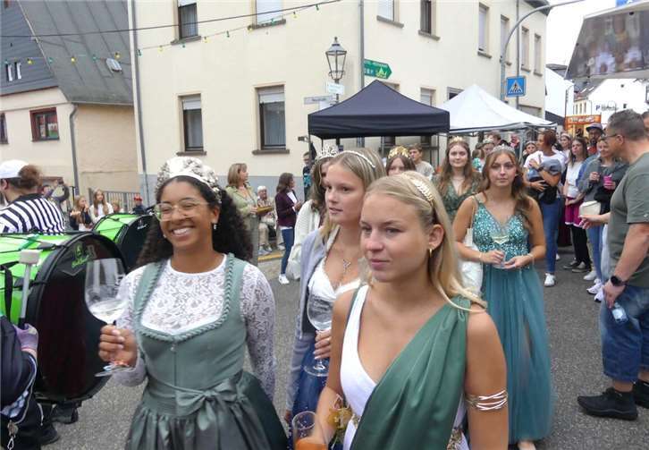 Zahlreiche Weinregentinnen von Mosel und Rhein kamen nach Dieblich.