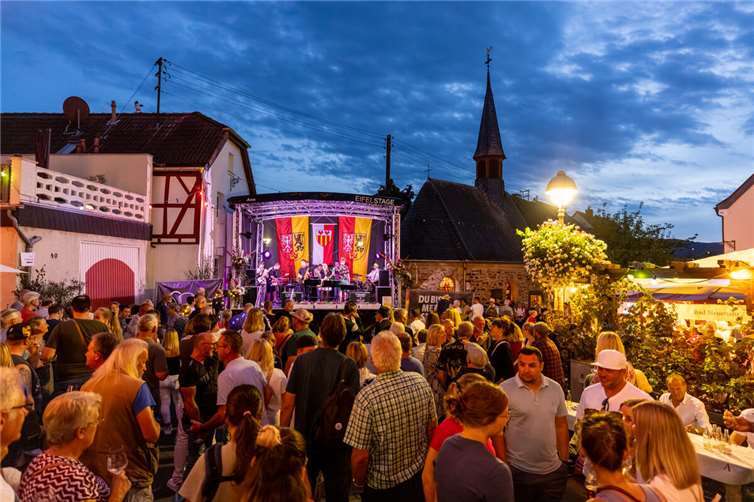 Drei Tage voller Ahrweine, Musik und Lichterglanz Zahlreiche Winzerstände säumen den Festplatz und die Nebenbühne an der „schiefen Brücke“. Foto: Dominik Ketz